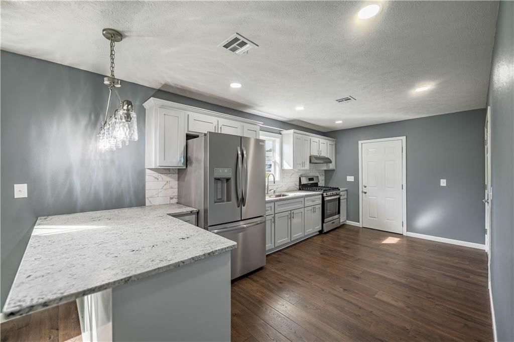 100 E Bond Street — photo 8