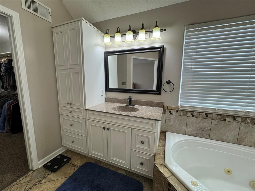 1010 Wiltshire Boulevard — photo 27
