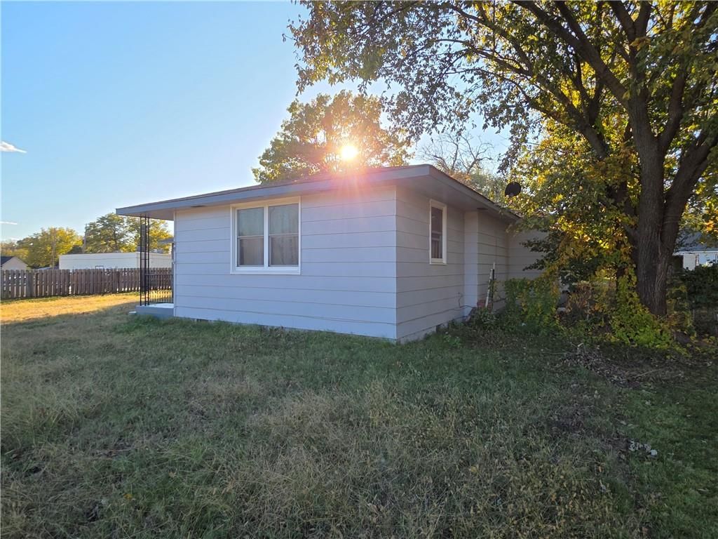 109 N McGee Street — photo 2