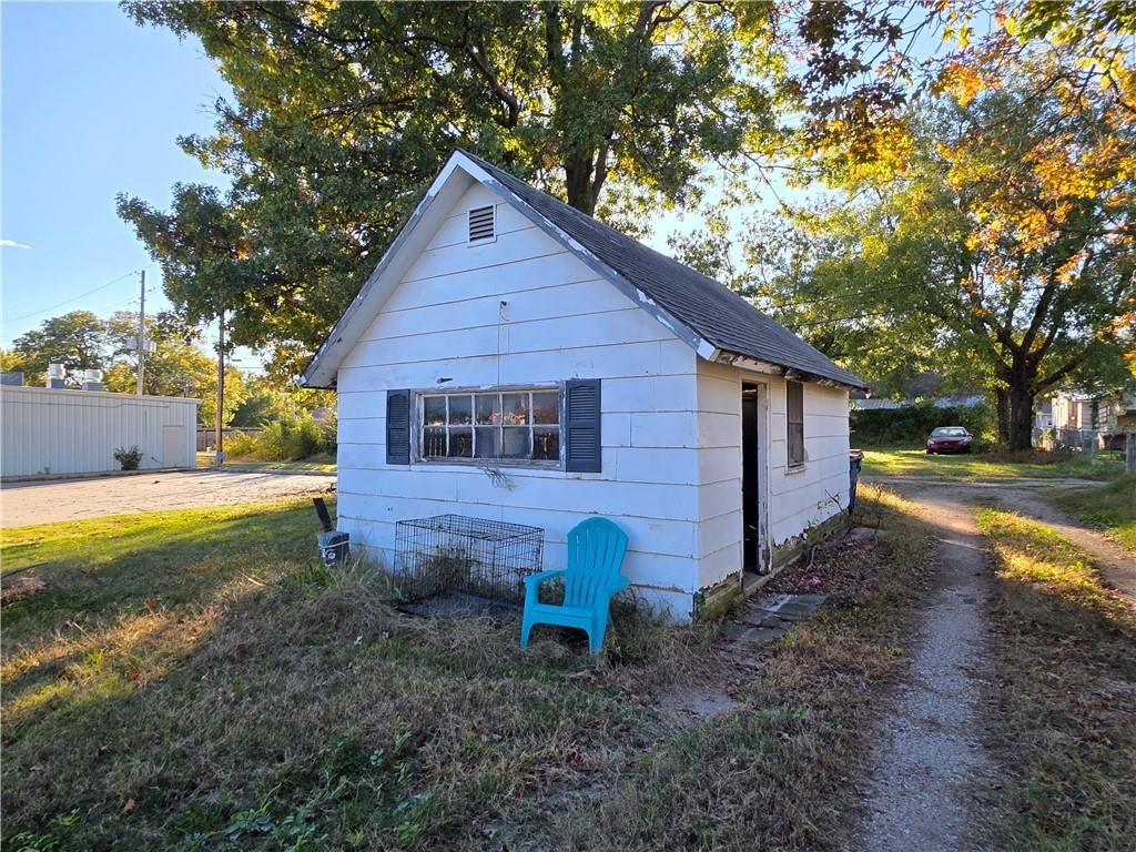 109 N McGee Street — photo 3
