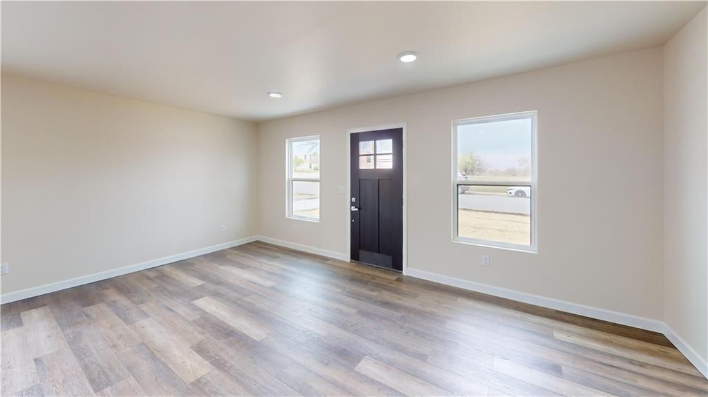 727 W Hickory Street — photo 9