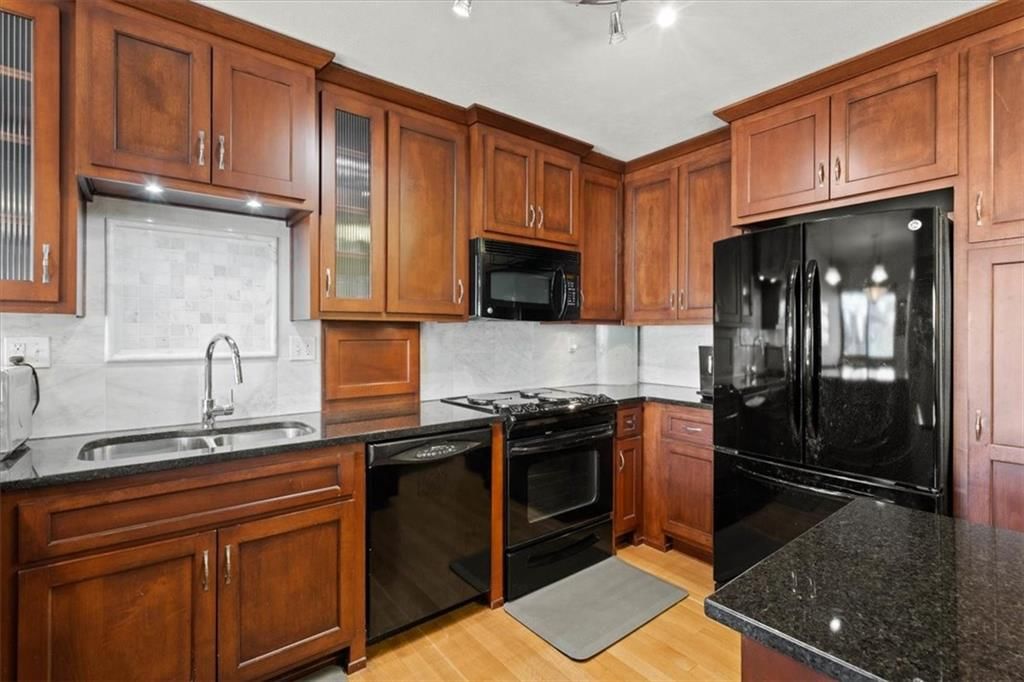803 W 48th Street — photo 3