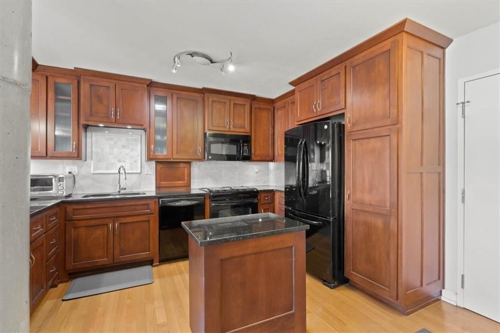 803 W 48th Street — photo 4