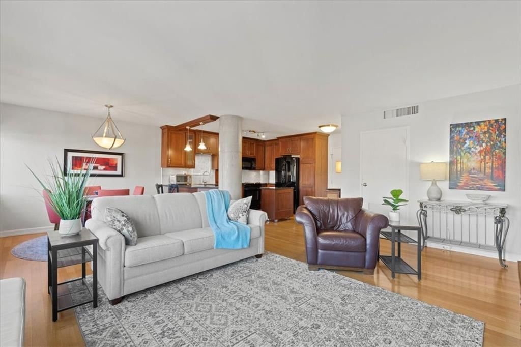 803 W 48th Street — photo 8