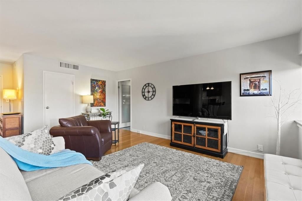 803 W 48th Street — photo 9