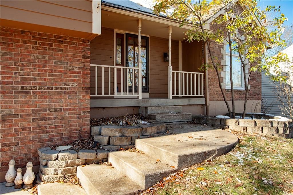 2421 NW Leann Drive — photo 2