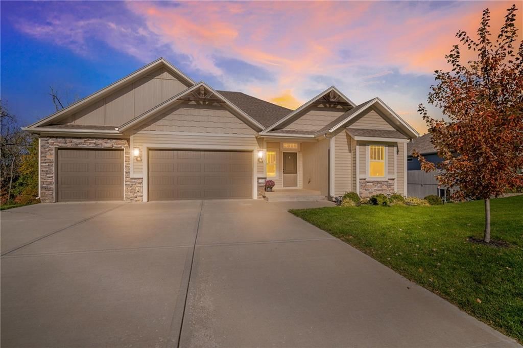804 NW Hickory Ridge Drive, Grain Valley, MO