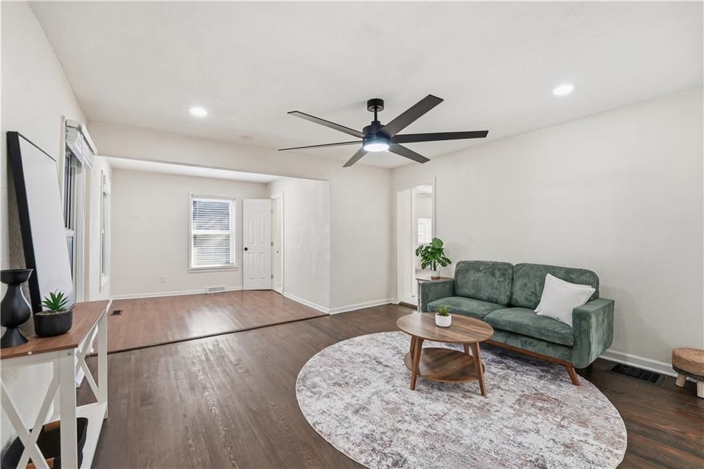 2111 Franklin Avenue — photo 5