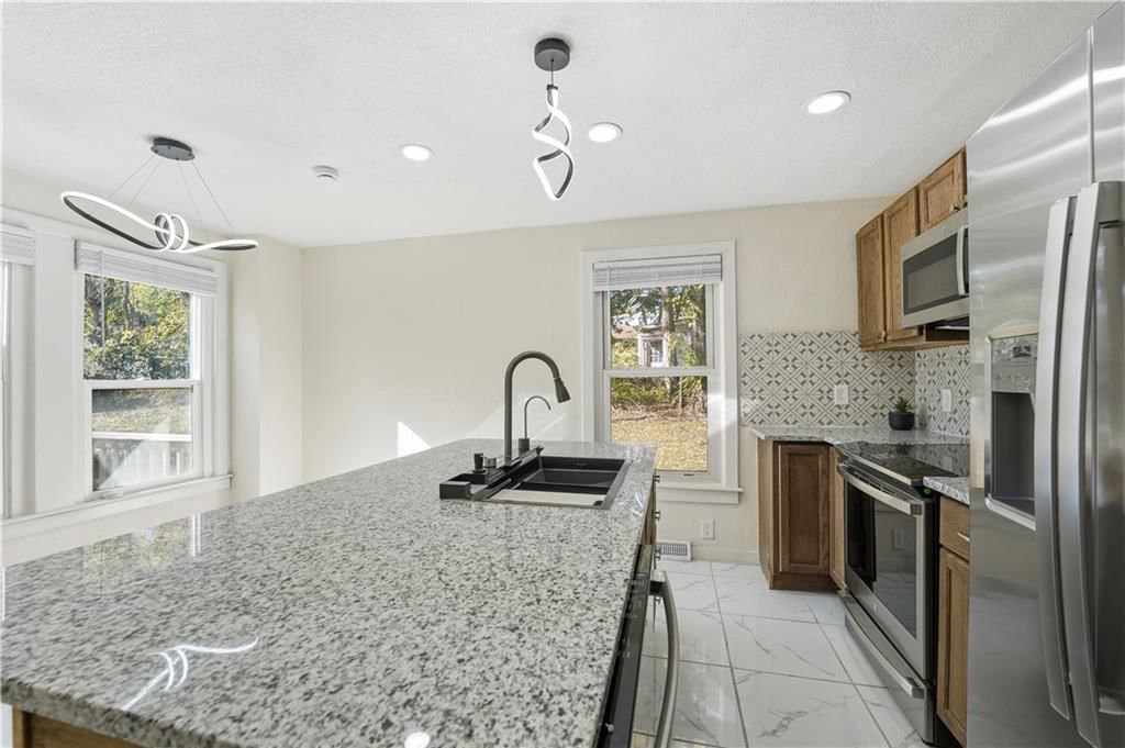 2111 Franklin Avenue — photo 8