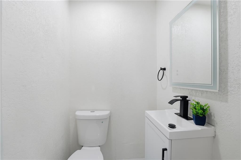 2111 Franklin Avenue — photo 9