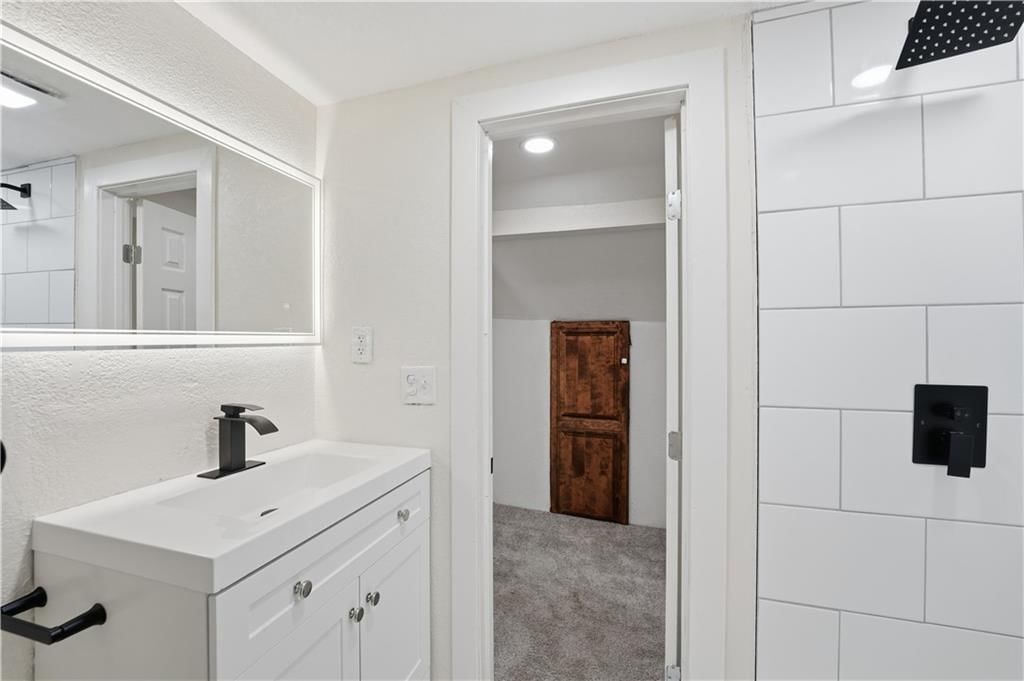 2111 Franklin Avenue — photo 17