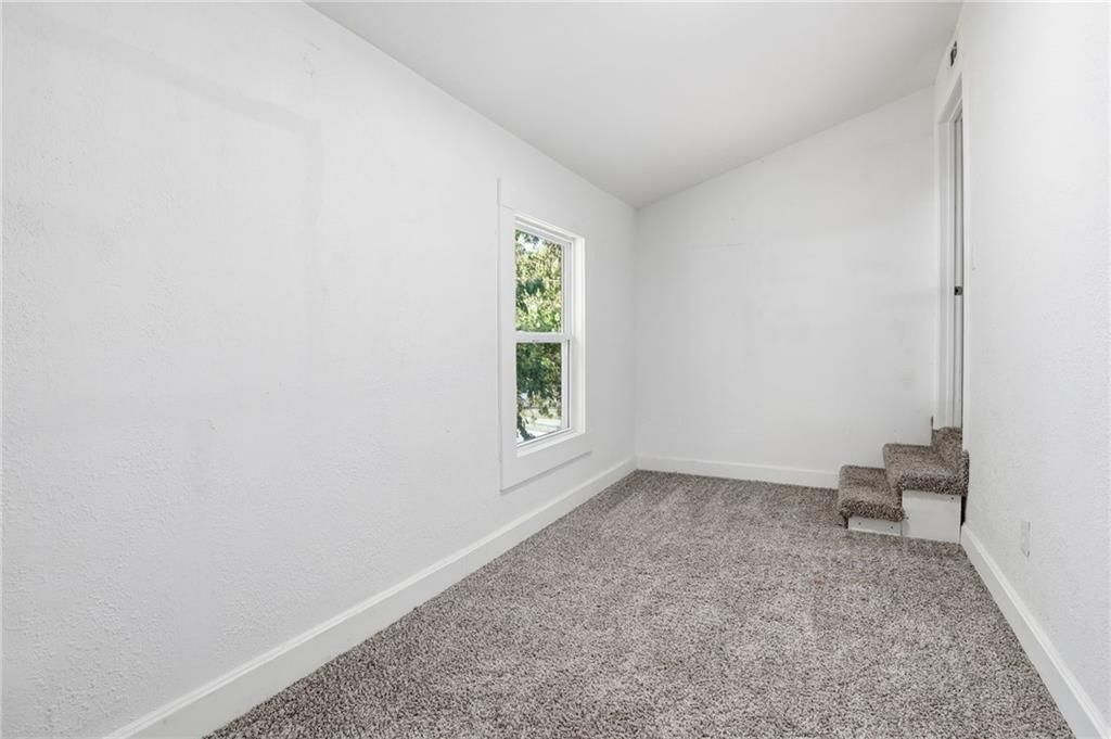 1894 Glendale Avenue — photo 23