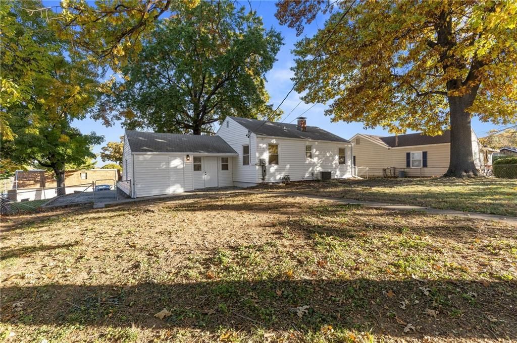 8613 W 54TH Terrace — photo 32