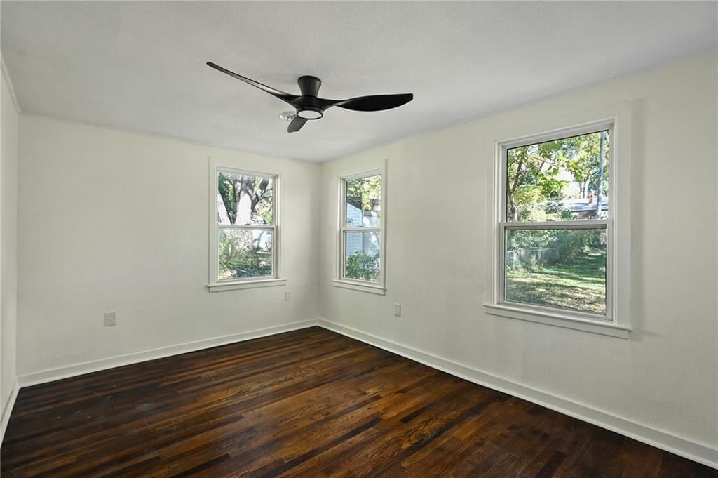 Photo 11 of 16 - 5409 Hardy Avenue