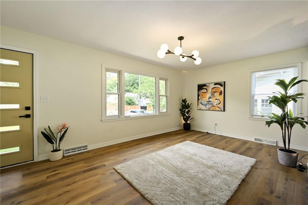 Photo 5 of 26 - 811 E 75th Street