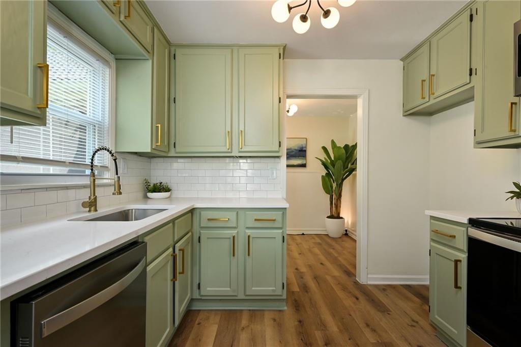 Photo 9 of 26 - 811 E 75th Street