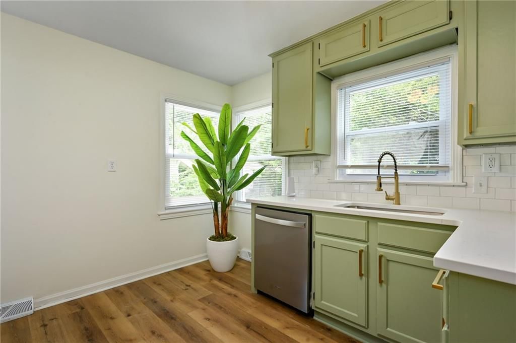 Photo 12 of 26 - 811 E 75th Street