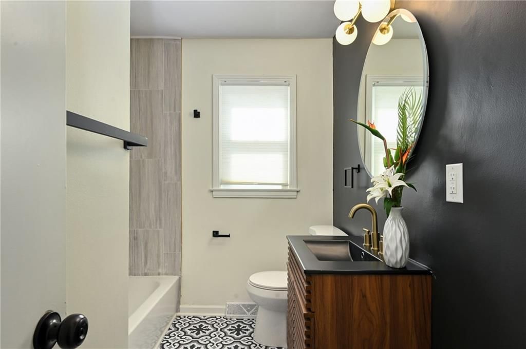 Photo 16 of 26 - 811 E 75th Street