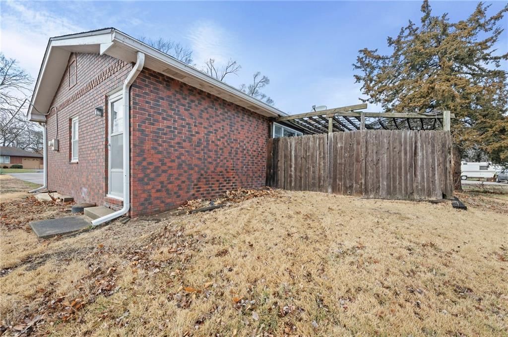 8117 Manning Avenue — photo 15