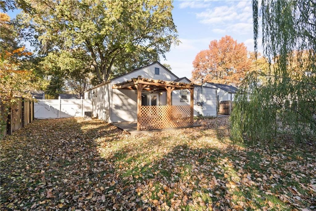 7611 Foster Street — photo 17