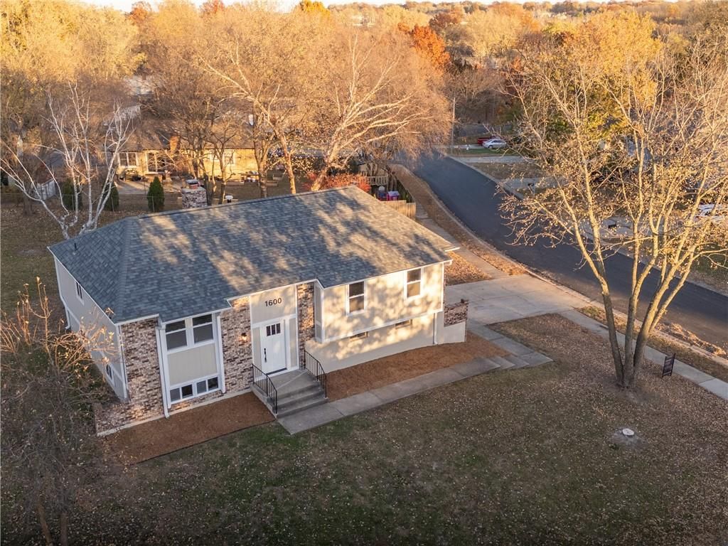 1600 NW Winchester Place, Blue Springs, MO