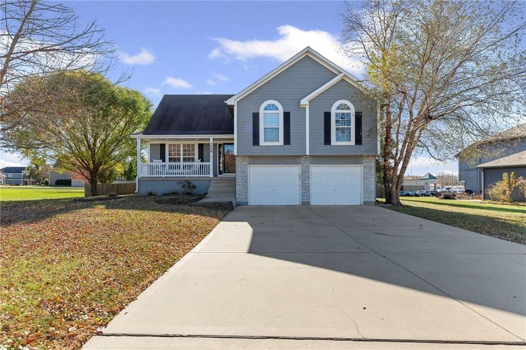 1509 Saddlebrook Road, Raymore, MO
