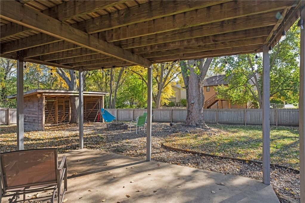 1941 NE Patterson Drive — photo 37