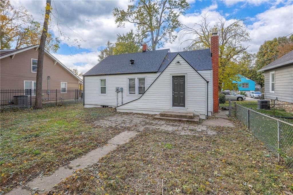 1923 S Norton Avenue — photo 18