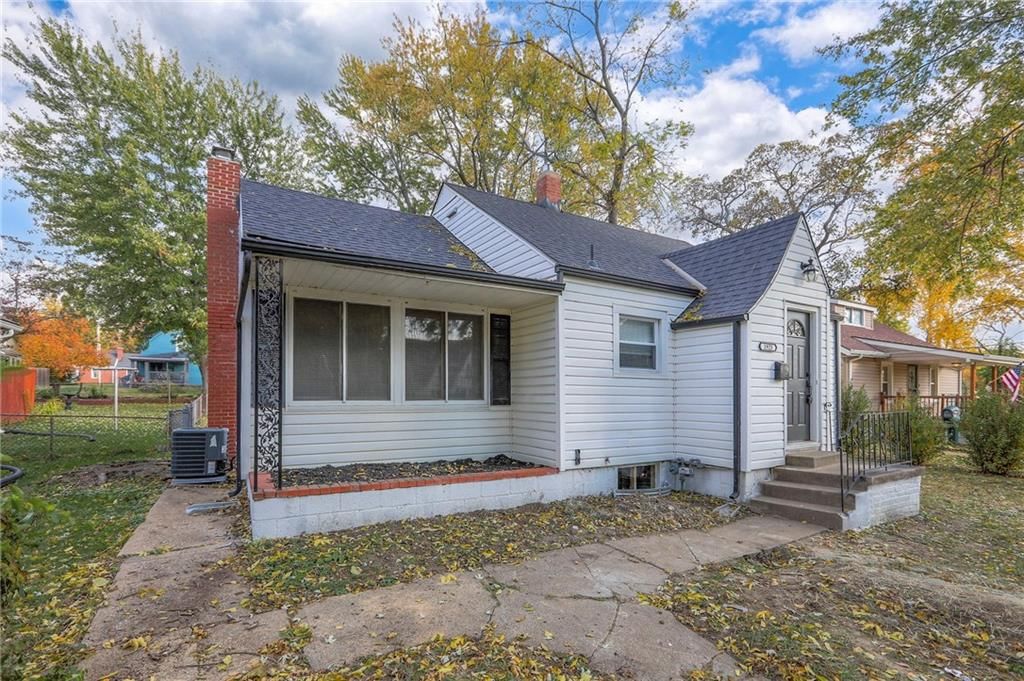 1923 S Norton Avenue — photo 24