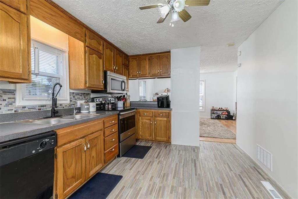 207 bowen Street — photo 3