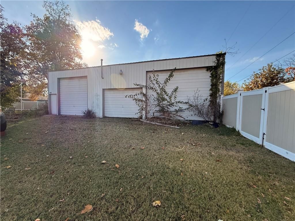 730 E 6th Street E — photo 15