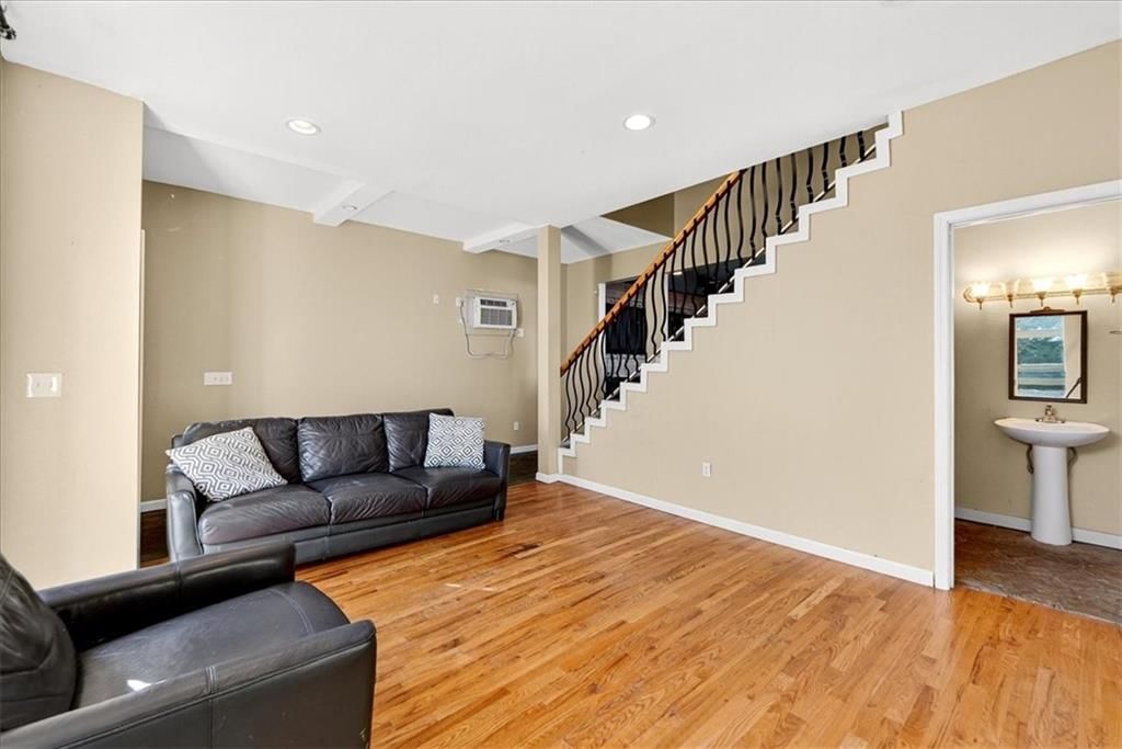 2128 Summit Street — photo 10