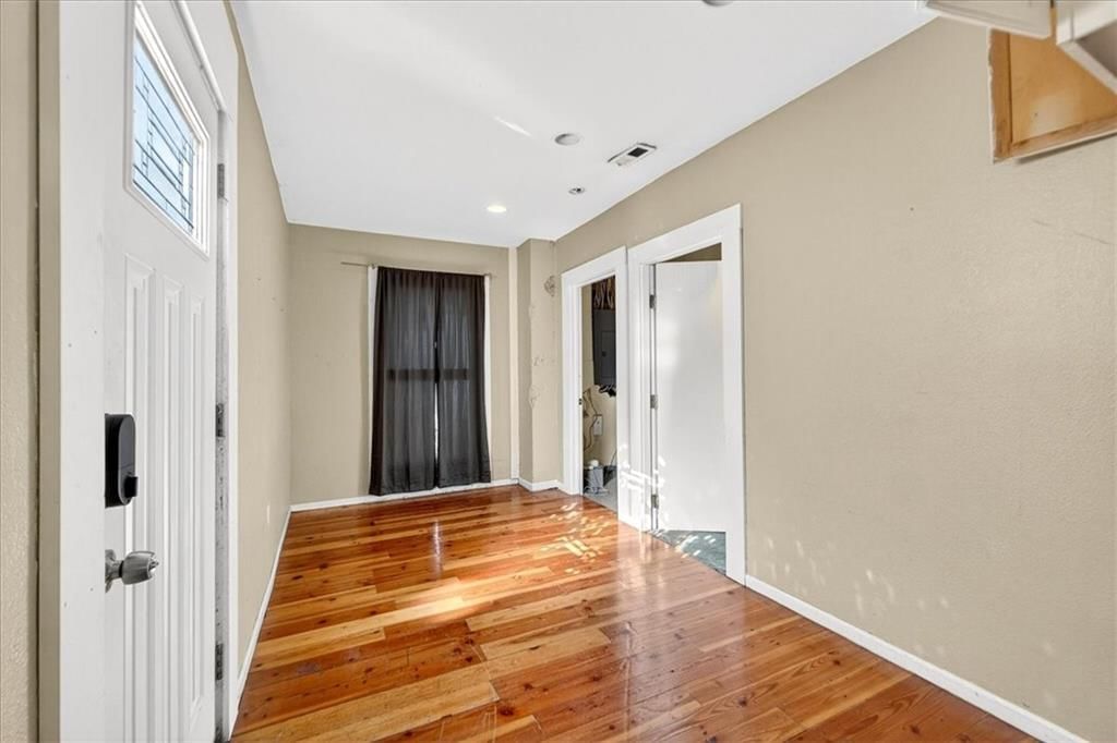 2128 Summit Street — photo 11