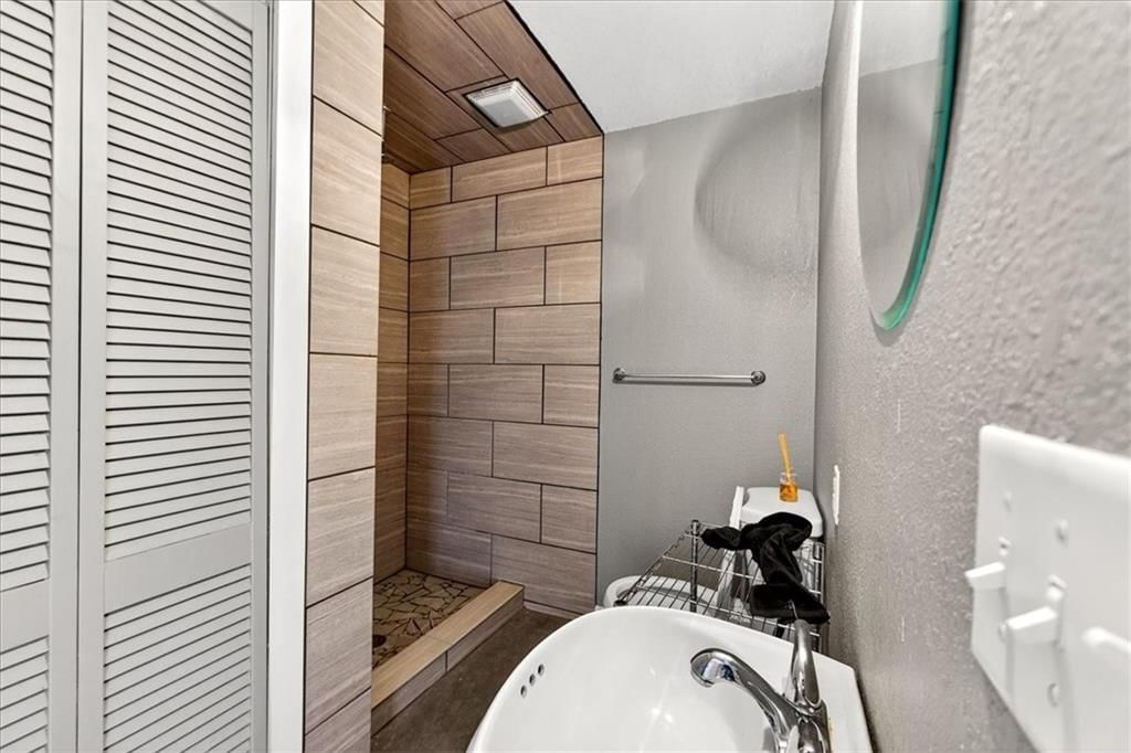 2128 Summit Street — photo 16