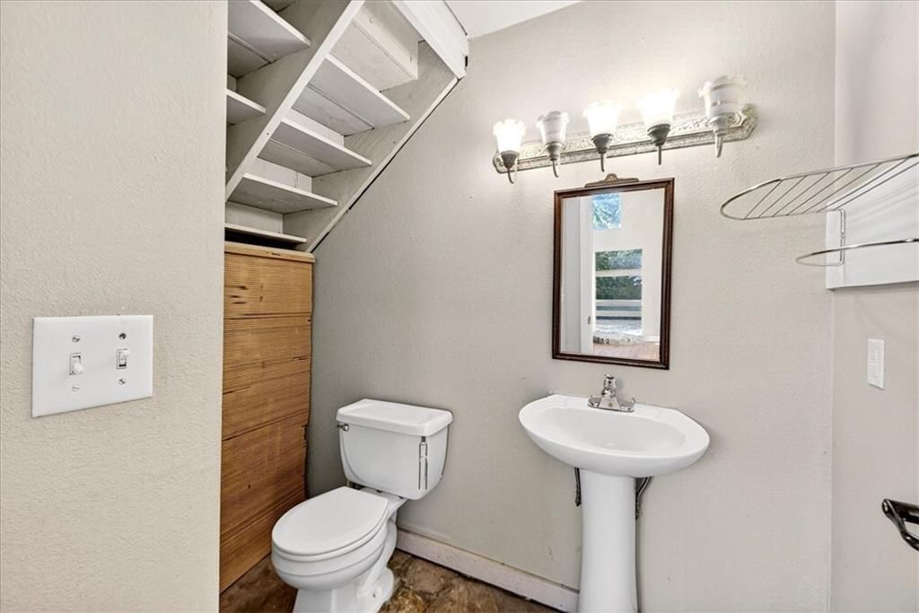 2128 Summit Street — photo 18