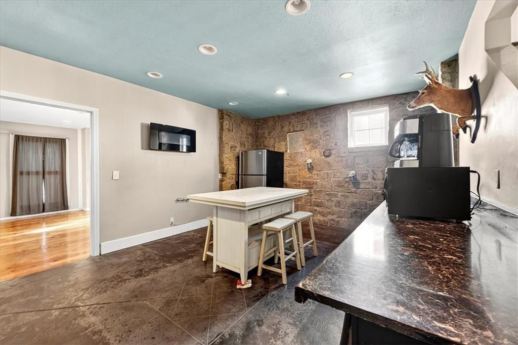 2128 Summit Street — photo 19