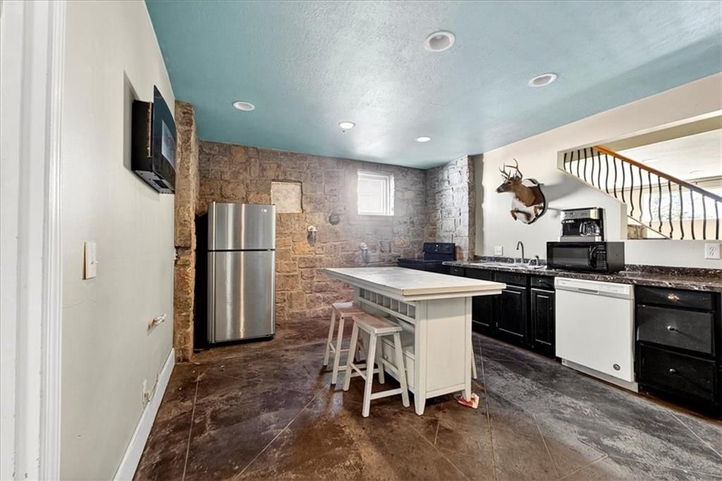 2128 Summit Street — photo 20