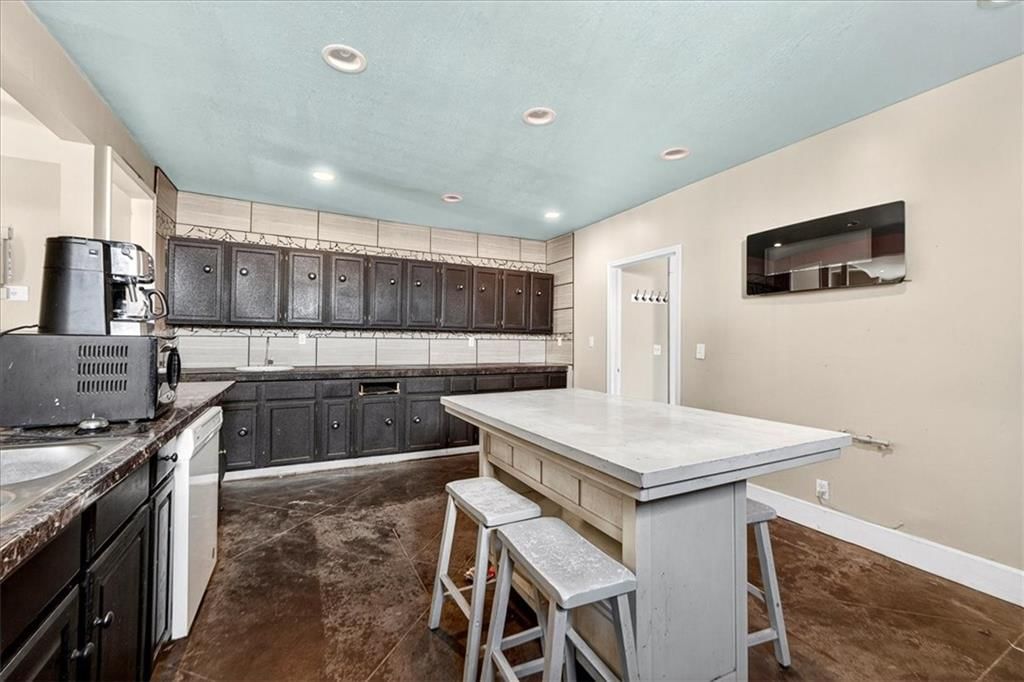 2128 Summit Street — photo 22