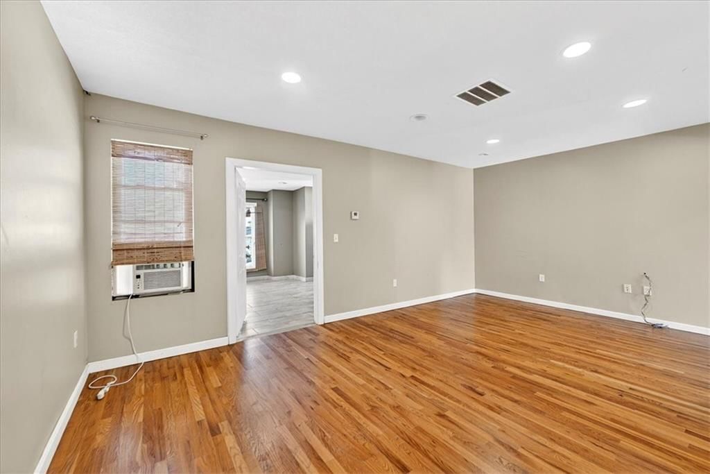 2128 Summit Street — photo 31