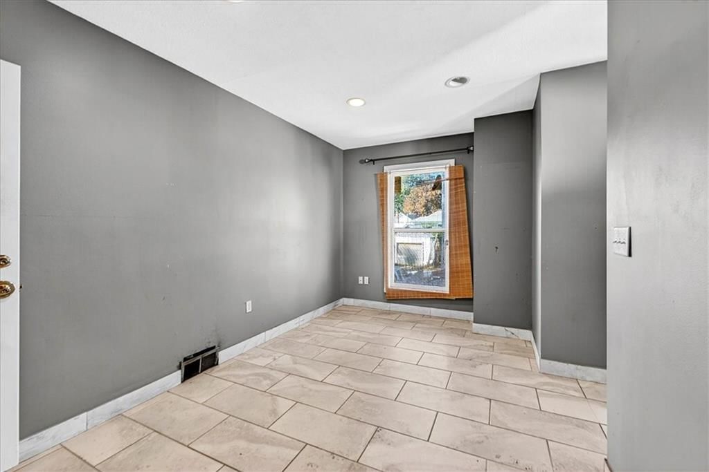 2128 Summit Street — photo 35