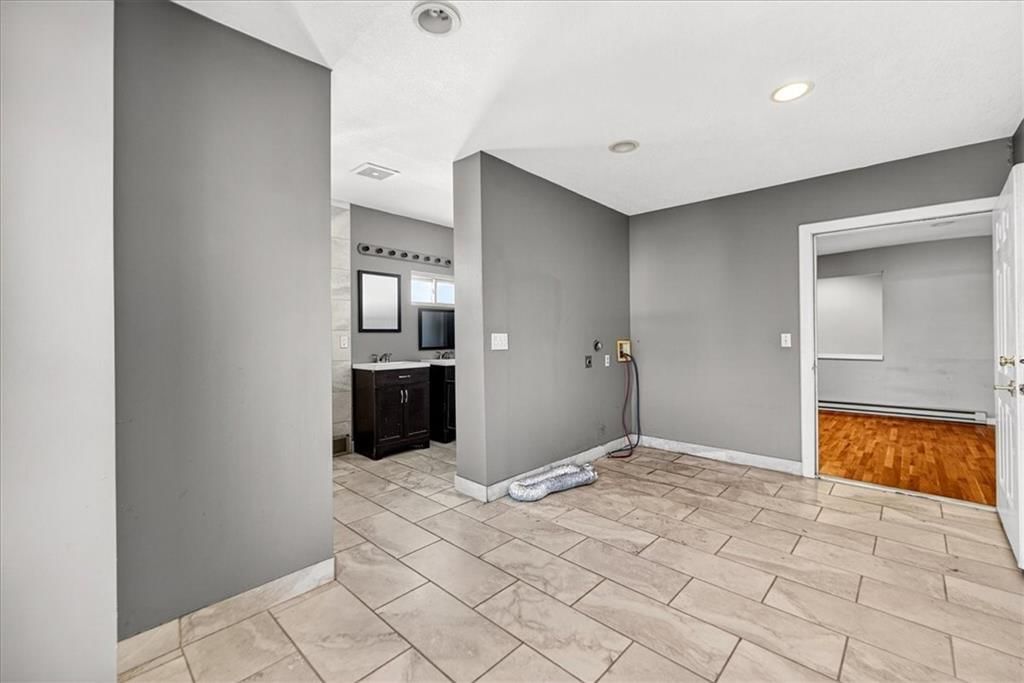 2128 Summit Street — photo 36