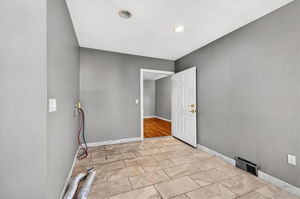 2128 Summit Street — photo 37