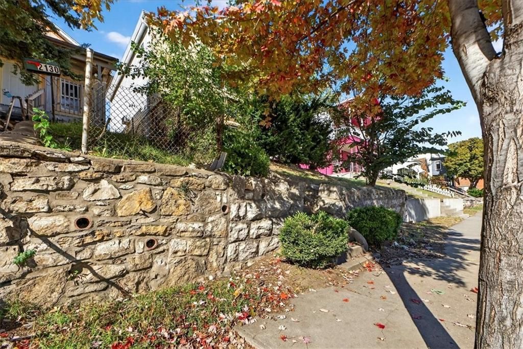 2128 Summit Street — photo 42
