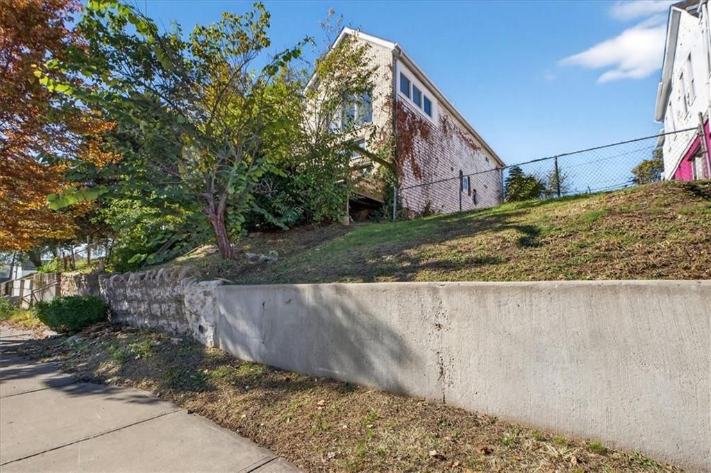 2128 Summit Street — photo 43