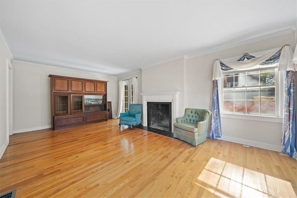 Photo 4 of 27 - 5701 Wornall Road