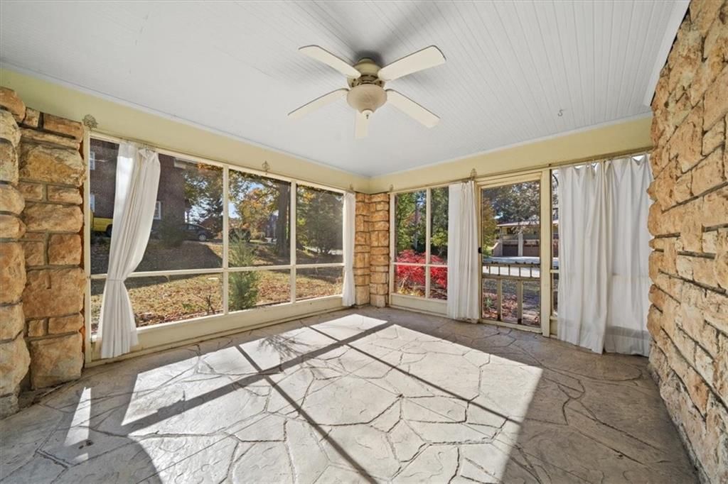 Photo 7 of 27 - 5701 Wornall Road