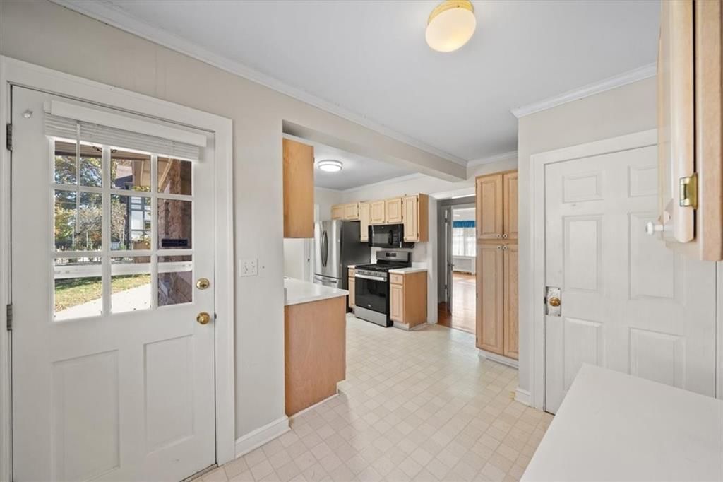 Photo 10 of 27 - 5701 Wornall Road