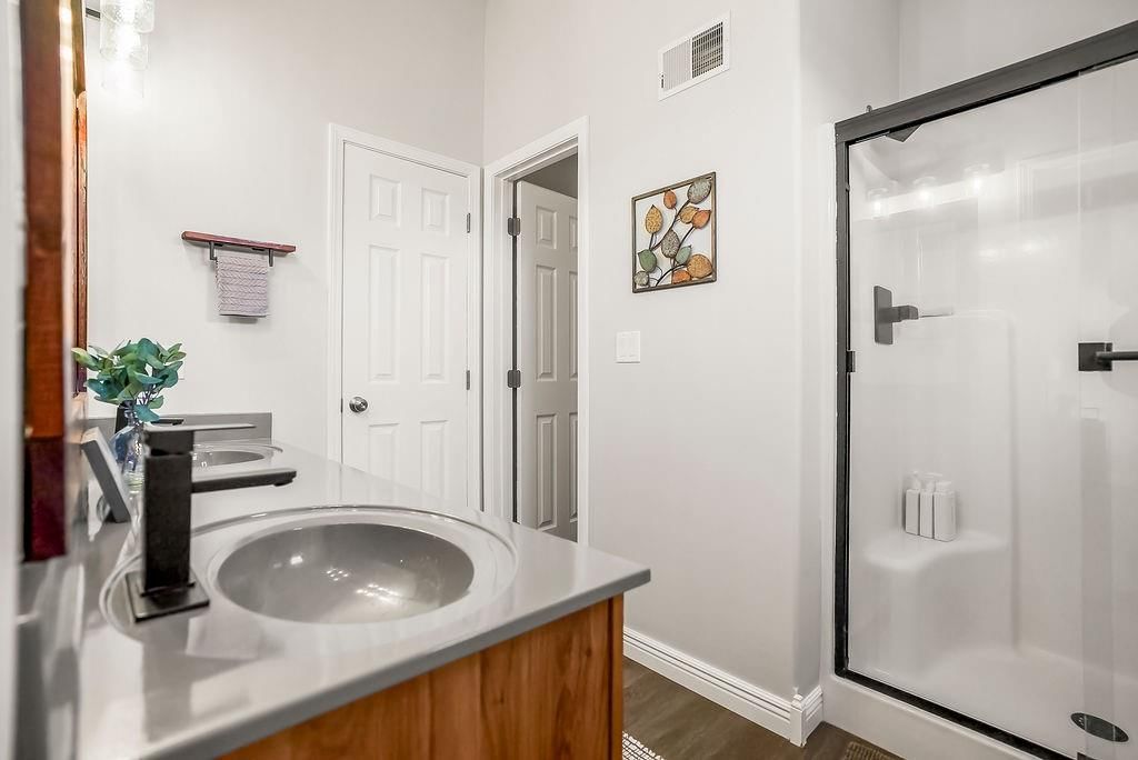 929 Sutherland Drive — photo 17