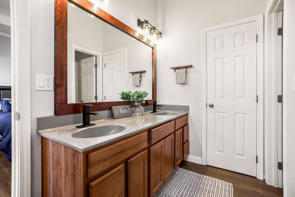 929 Sutherland Drive — photo 18