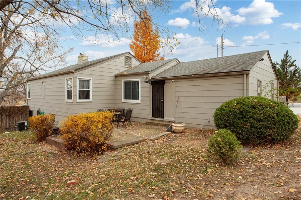 6811 Blue Parkway — photo 24